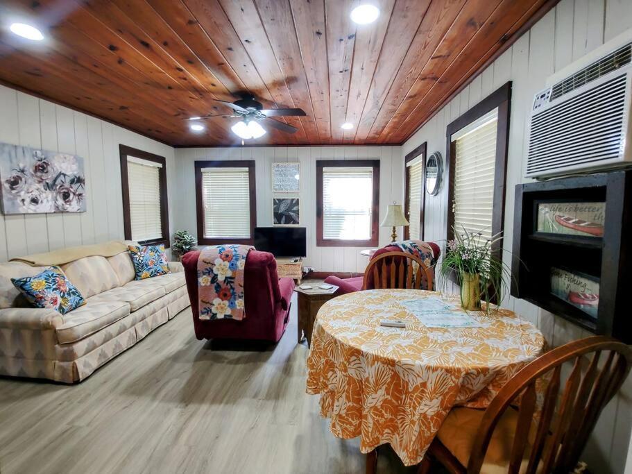 #09 - Large Lakeview One Bedroom- Pet Friendly Гот-Спрінґс Екстер'єр фото